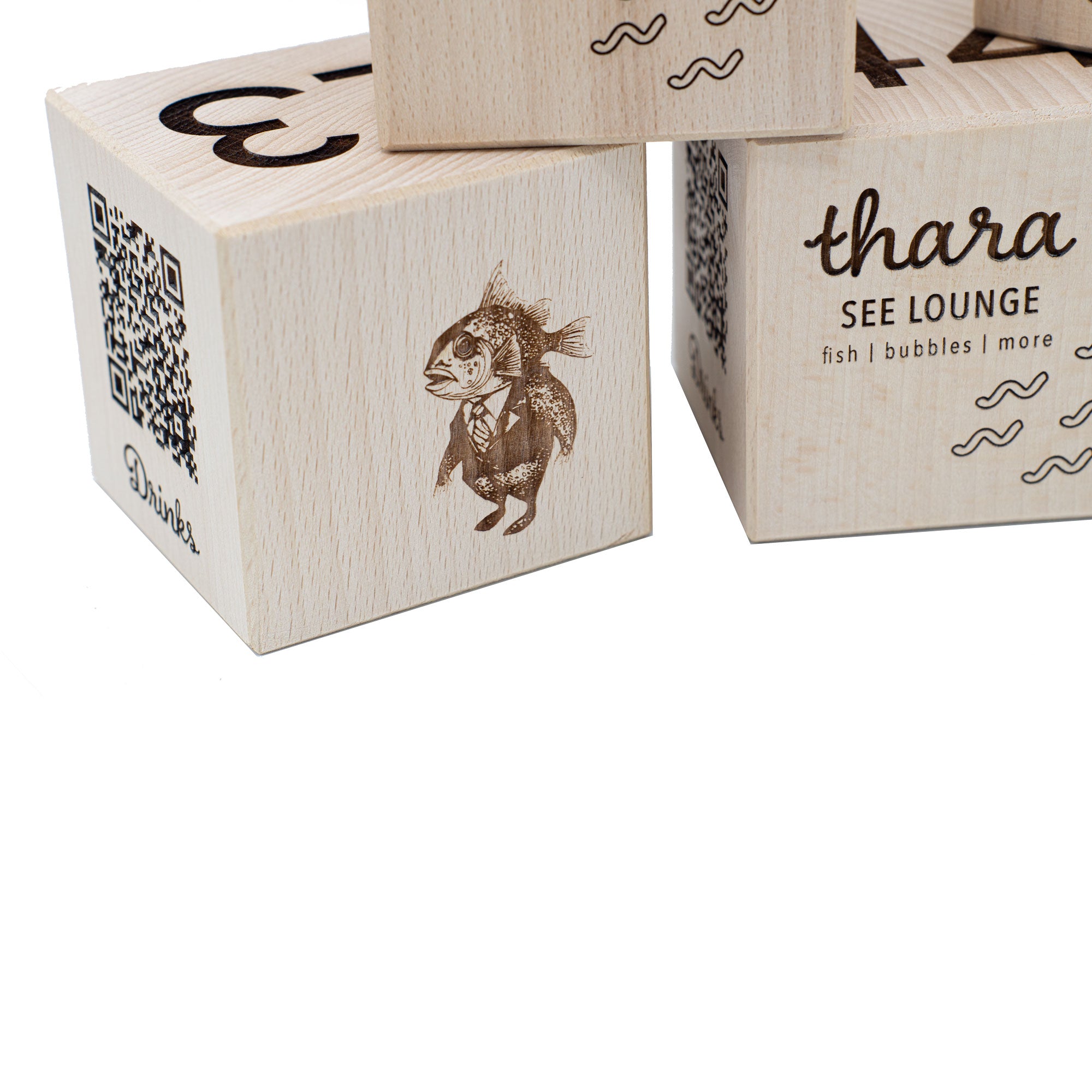 Holzwürfel aus Buche mit Gravur für Hotels und Restaurants mit QR-Code (75x75x75 mm)