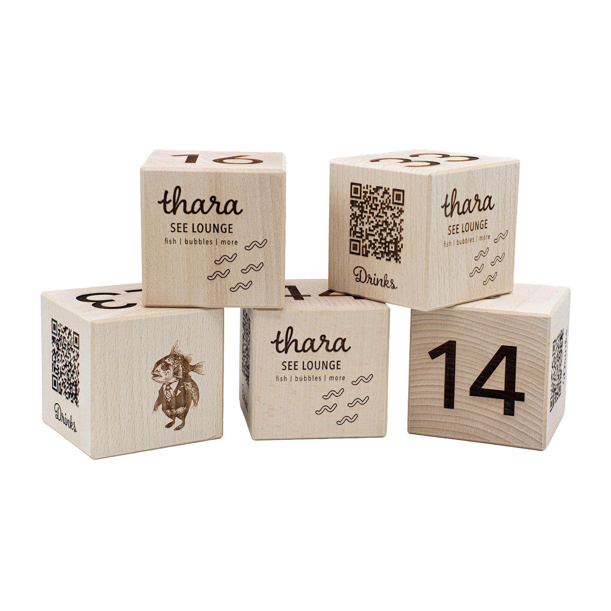 Holzwürfel aus Buche mit Gravur für Hotels und Restaurants mit QR-Code (75x75x75 mm)