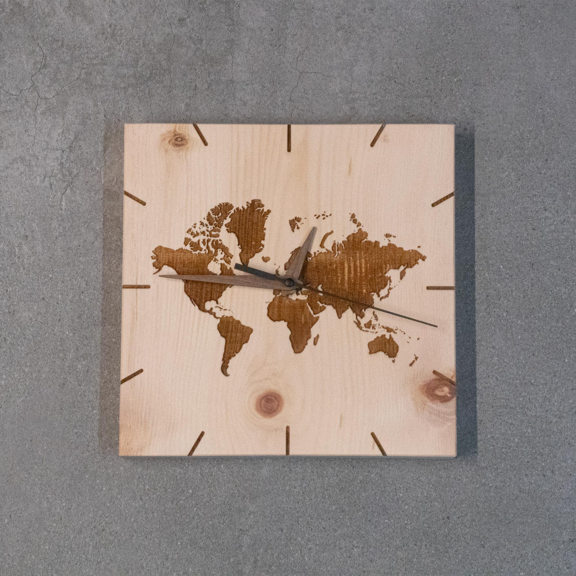 Uhr aus Zirbelkiefer - Weltkarte